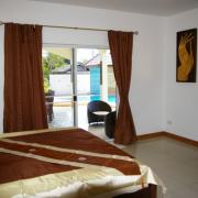 La chambre coté piscine