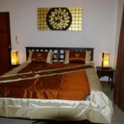 La chambre près de la piscine