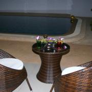 Petit salon près de la piscine